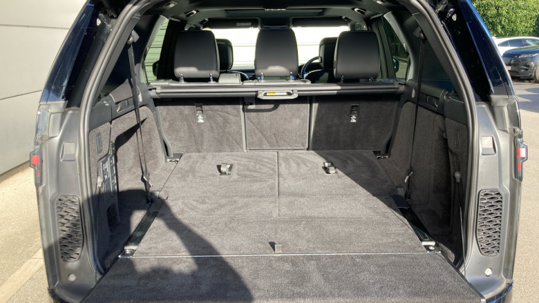 Land Rover Discovery 3.0 D300 Dynamic SE 5dr Auto Diesel Station Wagon